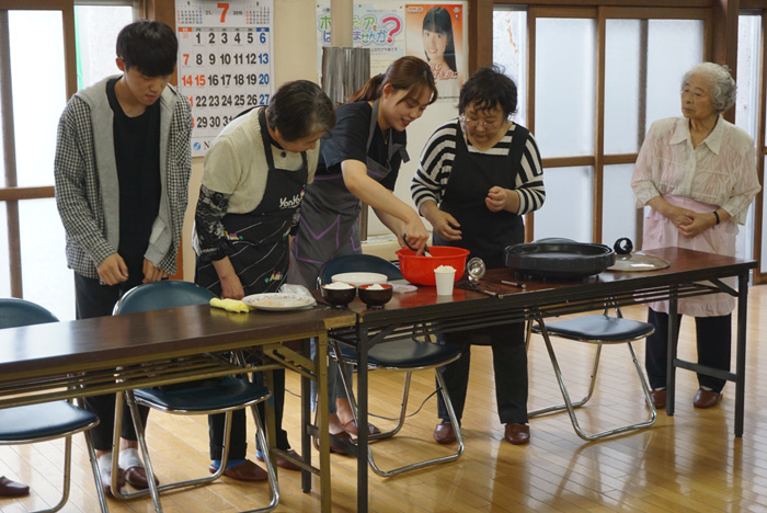 地域住民と共に韓国料理会を開催